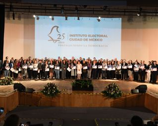 Celebra IECM 25 Aniversario, con entrega de reconocimientos a funcionariado electoral de la CDMX