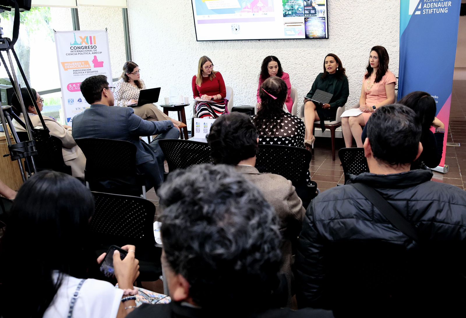 Presenta IECM en congreso internacional libro de mujeres  que gobernaron en CDMX por 42 años