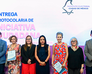 Recibe IECM de forma simbólica propuesta de iniciativa ciudadana