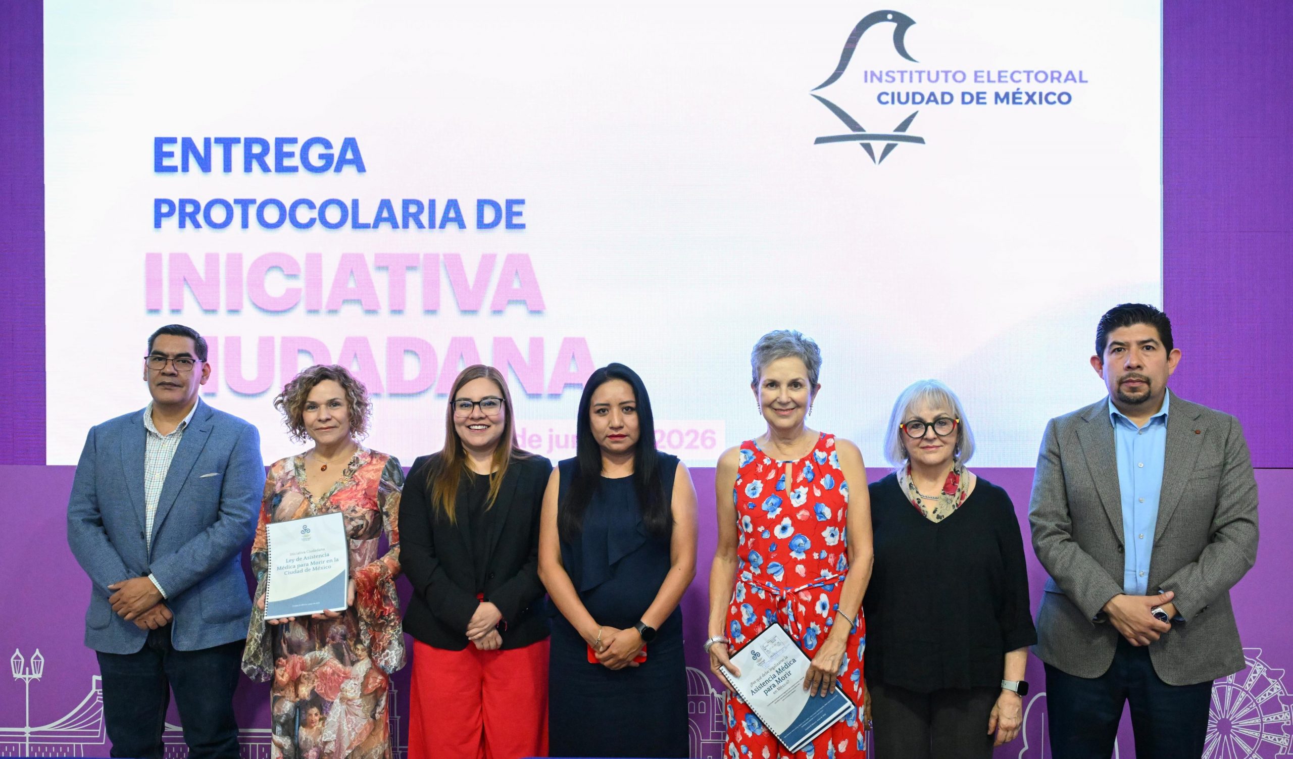 Recibe IECM de forma simbólica propuesta de iniciativa ciudadana