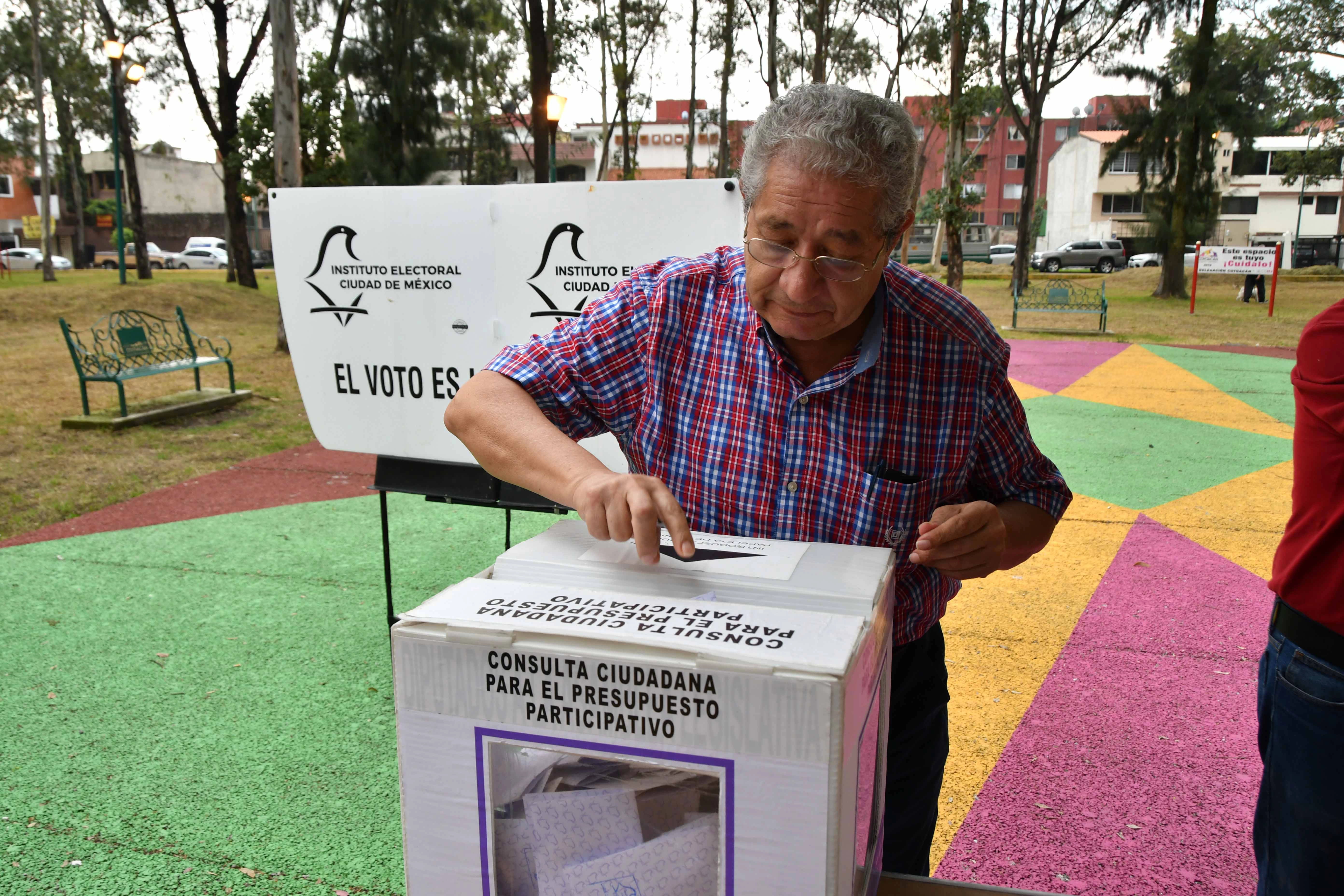 imagen-de-fondo-persona-mayor-votando